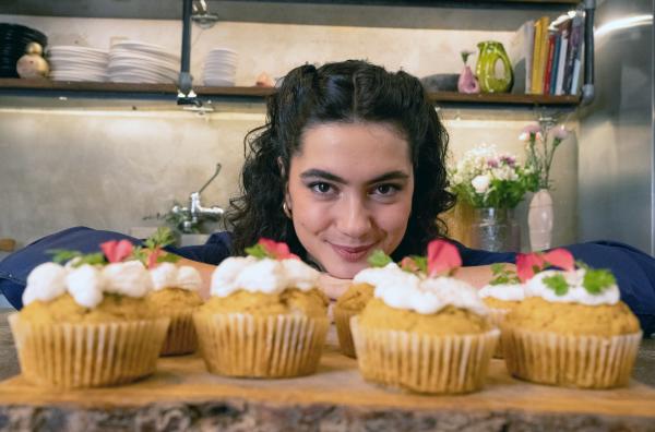 Bild 1 von 4: Köchin Lucie zaubert würzige Käse-Muffins mit Käse-Creme-Topping.