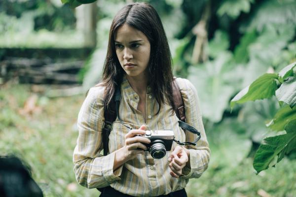 Bild 1 von 6: Die junge Botanikerin Nina (Matilda Lutz) schaut sich auf der Insel um und macht Fotoaufnahmen.