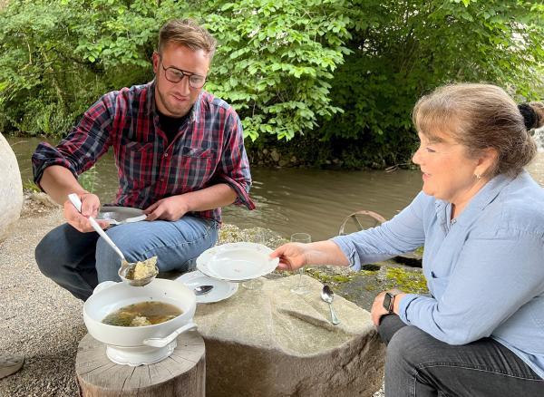 Bild 1 von 1: Von Andrea Trost, von der Trostmühle in Bempflingen, erfährt Sören Anders alles über das perfekte Mehl für Maultaschen.
