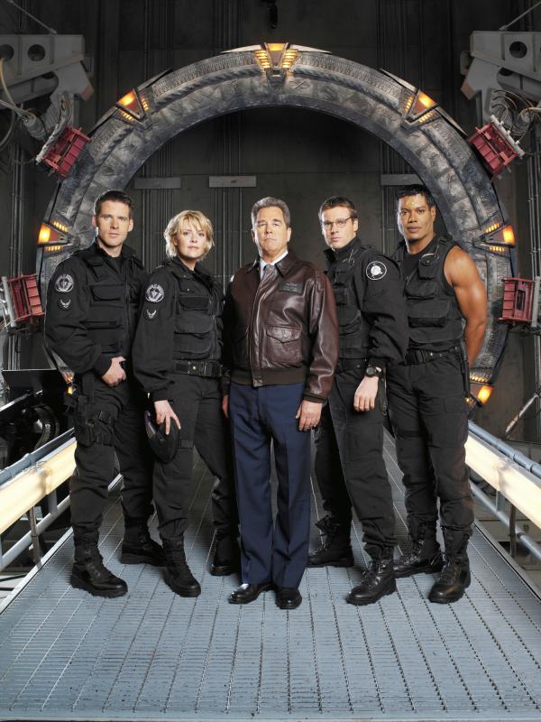 Bild 1 von 5: Das SG 1-Team: v.l.n.r. Colonel Cameron Mitchell (Ben Browder), Captain Samantha Carter (Amanda Tapping), General Hank Landry (Beau Bridges), Daniel Jackson (Michael Shanks) und Teal?C (Christopher Judge).