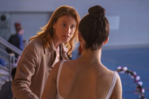 Bild 1 von 7: Annie (Alexandra Lamy, l.) stellt ihre Tochter Poupi (Chloé Barkoff-Gaillard, r.) zur Rede.