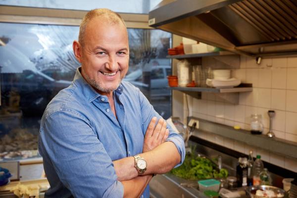 Bild 1 von 17: (9. Staffel) - Sternekoch Frank Rosin hilft Restaurants und Hotels, die kurz vor der Pleite stehen und nimmt sich Zeit, um Küche, Koch und Crew auf Vordermann zu bringen ...