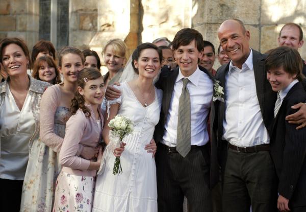 Bild 1 von 11: Im Hochzeitsrausch, von links: Hanna Westphal (Maja Maranow), ihre Töchter Mara (Karoline Teska), Antonia (Roxanne Borski) und Judith (Diane Willems), deren Ehemann Jan (Franz Dinda) sowie dessen Vater Wolf Holländer (Heiner Lauterbach) und Bruder Lukas (Jannik Schürmann).