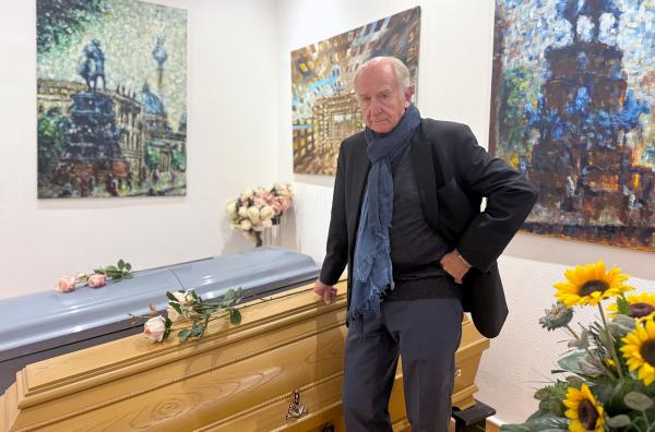 Bild 1 von 3: Hartmut Woite leitet das Bestattungsinstitut \