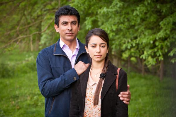 Bild 1 von 7: Harry Dutta (Ace Bhatti) will seine Tochter Gagan Dutta (Soraya Radford) vor dem Leben beschützen.