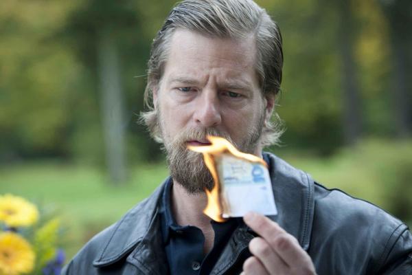 Bild 1 von 27: Im Rahmen der Euro-Bargeldumstellung 2002 mussten innerhalb eines kurzen Zeitraums sehr große Bargeldmengen von Polizeikräften transportiert werden. Haben sich dabei Micks (Henning Baum) Ex-Kollegen bereichert?