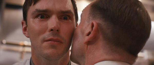 Bild 1 von 12: Im Bild: Nicholas Hoult (Tyler), Ralph Fiennes (Chef Slowik).