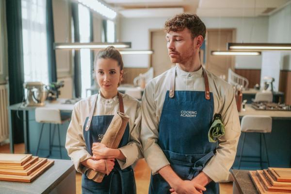 Bild 1 von 29: Irini Dimitriou (Lara Kimpel, l.); Chris Mircovic (Brian Rosenkranz, r.)