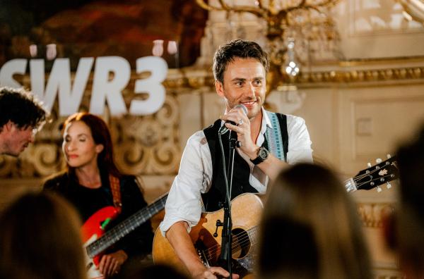 Bild 1 von 1: Clueso ist einer der bekanntesten und vielseitigsten Musiker Deutschlands. Seit mehr als zwei Jahrzehnten prägt er die deutsche Musiklandschaft mit Hits wie \