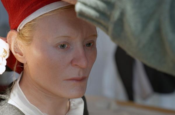 Bild 1 von 6: Könnte so eine Frau ausgesehen haben, die sich auf der ?Vasa? aufhielt? Was verraten Kleidungsreste und Gegenstände, die am Ort des Untergangs gefunden wurden, über das Leben der Menschen?