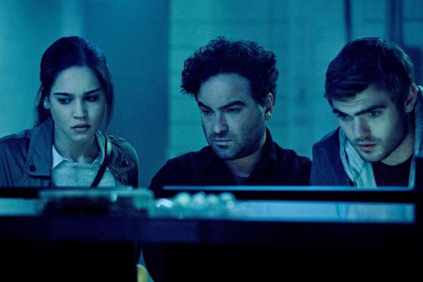Bild 1 von 12: (v.l.n.r.) Julia (Matilda Lutz); Gabriel (Johnny Galecki); Holt (Alex Roe)