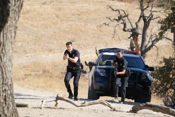 Bild 1 von 2: John Nolan (Nathan Fillion) und Nyla Harper (Mekia Cox) konnten den Aufenthaltsort des Schwerverbrechers Caleb Wright ausfindig machen und hoffen, dort ihre Kollegen Nick und Lucy zu finden.