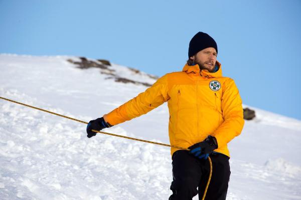 Bild 1 von 8: Im Bild: Markus Kofler (Sebastian Ströbel) im Einsatz für die Bergrettung Ramsau.