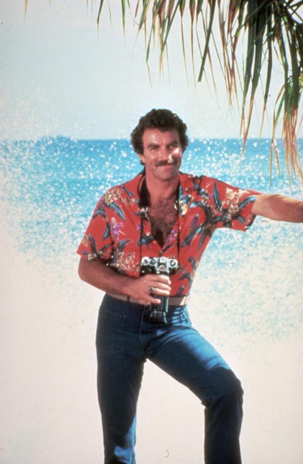 Bild 1 von 9: Der schnauzbärtige Draufgänger Thomas Sullivan Magnum (Tom Selleck) arbeitet als Privatdetektiv auf Hawaii und ist außerdem der Sicherheitsbeauftragte von Robin Masters, einem reichen und mysteriösen Schriftsteller ...