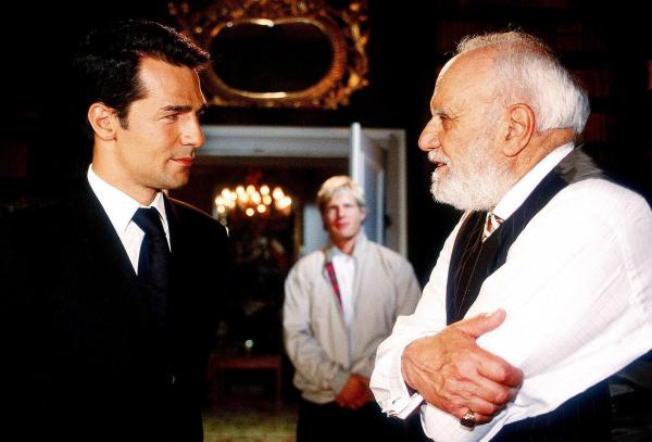 Bild 1 von 1: Im Bild: Toprak (Erol Sander, li.) spricht Salvatore Orlando (Remo Remoti), auf das Gerücht an, dass eines seiner Clanmitglieder, der ermordete Giuliano Lorenzoni, ein Verräter war. Der Pate reagiert gelassen.