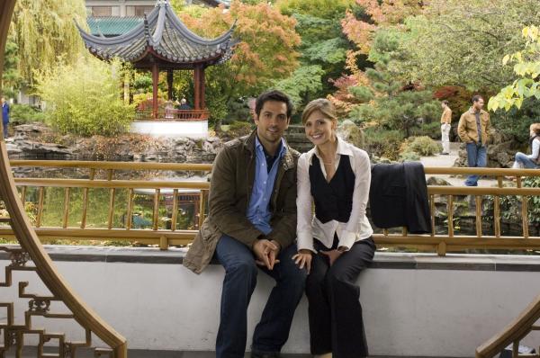 Bild 1 von 11: Jess (Sarah Michelle Gellar, r.) und Ryan (Michael Landes, l.) sind ein glückliches Ehepaar. Einziger Wehmutstropfen ist sein Bruder Roman, der momentan im selben Haus wohnt und ein unberechenbares, selbstsüchtiges Naturell besitzt ...