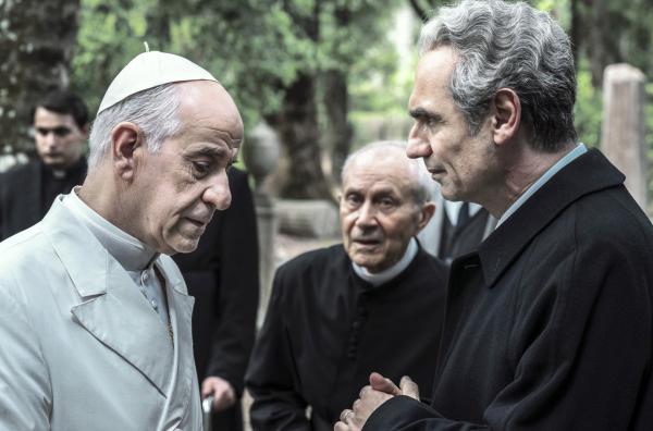 Bild 1 von 4: Auch Papst Paul VI. (Toni Servillo, li.) versucht, seine politischen Interessen zu vertreten. Er verweigert seinem Freund Aldo Moro (Fabrizio Gifuni, re.) die Unterstützung für dessen \