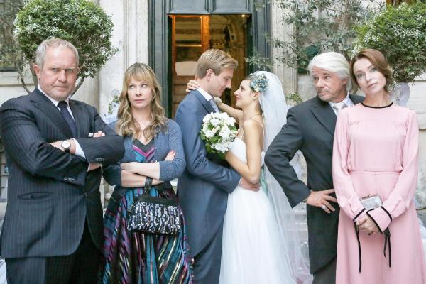 Bild 1 von 15: Im Bild: Harald Krassnitzer (Walter Hauser), Ann-Kathrin Kramer (Eva Hauser), Matthias Zera (Max Hauser), Federica Sabatini (Bianca), Ricky Tognazzi (Fürst Vibaldo), Stefania Rocca (Fürstin Gioia).