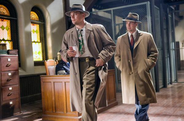 Bild 1 von 3: Der US-Marshal Teddy Daniels (Leonardo DiCaprio, li.) und sein neuer Partner Chuck Aule (Mark Ruffalo, re.) sollen im Ashecliffe Hospital auf Shutter Island das Verschwinden einer Patientin aufklären.[C