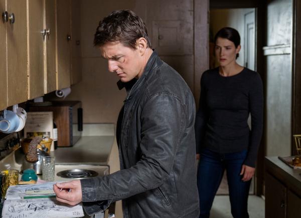 Bild 1 von 3: Left to right: Tom Cruise plays Jack Reacher and Cobie Smulders plays Turner in Jack Reacher: Never Go Back from Paramount Pictures and Skydance Productions