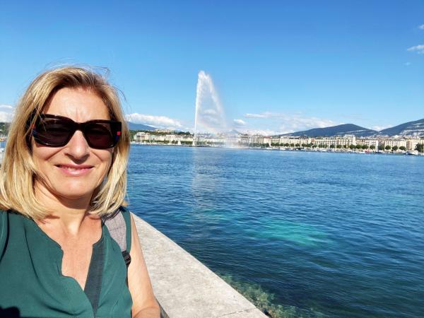 Bild 1 von 1: Schweiz-Korrespondentin Raphaela Stefandl in Genf vor dem Wahrzeichen ´Jet d?eau´, einem Springbrunnen im Genfersee mit einem bis zu 140 Meter hohen Wasserstrahl.