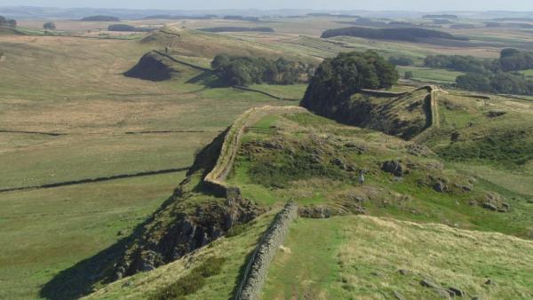 Bild 1 von 8: Der Hadrianswall zieht sich quer durch die raue Landschaft Nordenglands.