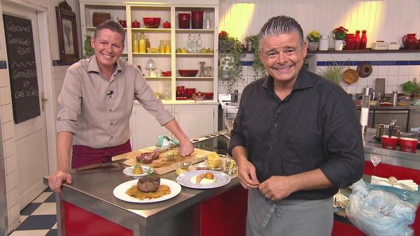Bild 1 von 9: Im Bild: Alexander Fankhauser (Chateau Briand mit Café de Paris Butter und Kartoffelrösti) und Andreas Wojta (Gebackenes Champagner-Risotto).