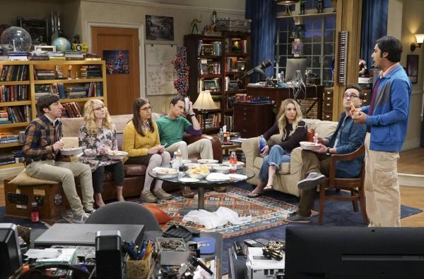 Bild 1 von 18: Sie versuchen den sich selbst attackierenden Sheldon (Jim Parsons, 4.v.l.) zu beruhigen: Howard (Simon Helberg, l.), Bernadette (Melissa Rauch, 2.v.l.), Amy (Mayim Bialik, 3.v.l.), Penny (Kaley Cuoco, 3.v.r.), Leonard (Johnny Galecki, 2.v.r.) und Raj (Kunal Nayyar, r.). Mit mäßigen Erfolg ...