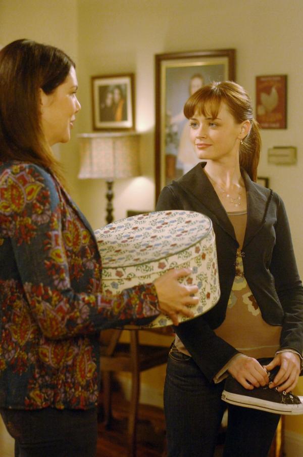 Bild 1 von 16: Lorelai (Lauren Graham, l.) ist froh, dass Rory (Alexis Bledel, r.) nun endlich wieder bei ihr einzieht ...