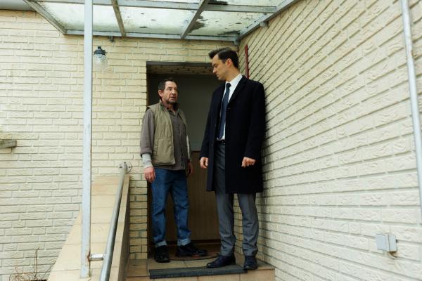 Bild 1 von 8: Sven Leberts Vater Rolf (Thorsten Merten, l.) wirft seinen Sohn Sven (Nils Strunk, r.) aus dem Haus.