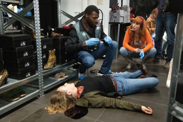 Bild 1 von 5: (hinten v.l.n.r.) Docteur Bonnemain (Christopher Bayemi); Morgane Alvaro (Audrey Fleurot)