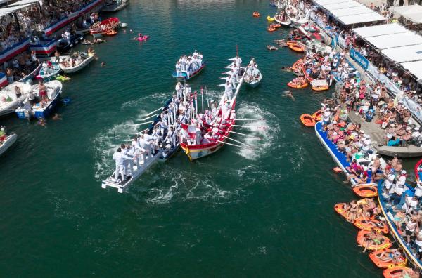 Bild 1 von 4: Die Stadt Sète feiert sechs Tage lang ein Fest zu Ehren von Ludwig XIV., dem Gründer ihres Hafens. Anlässlich dieses Festes werden die Joutes Languedociennes ausgetragen, die prestigeträchtigen Seespiele.