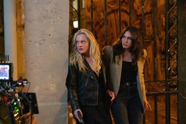 Bild 1 von 3: Impression von den Dreharbeiten: Nach dem Besuch eines Clubs geraten Imogen (Elisabeth Moss, l.) und Adilah (Yumna Marwan, r.) in höchste Gefahr.