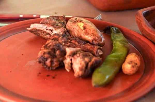 Bild 1 von 2: In den peruanischen Anden gibt es ein Gericht zur Verehrung von Mutter Erde: Pachamanca.