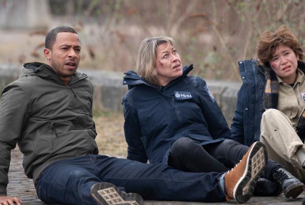 Bild 1 von 9: Tyrone Clarke (Ukweli Roach), Annika Strandhed (Nicola Walker) und Blair Ferguson (Katie Leung) haben ihren gefährlichen Einsatz mit kleineren Blessuren überstanden.