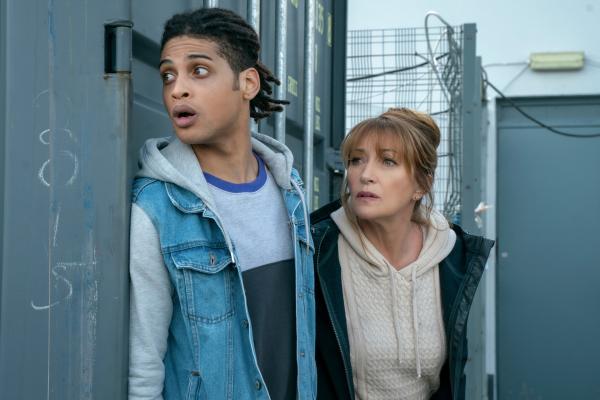 Bild 1 von 5: Etwas kommt Harry Wild (Jane Seymour) an einer am Ufer eines Flusses entdeckten Leiche spanisch vor. Gemeinsam mit Fergus Reid (Rohan Nedd) beginnt sie, Ermittlungen anzustellen und der trauernden Witwe auf den Zahn zu fühlen.