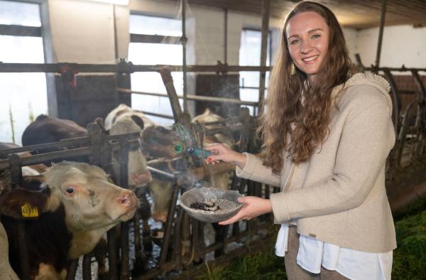 Bild 1 von 5: Verena Krimbacher hat zusammen mit ihrem Mann Hubert den Hof ihrer Schwiegereltern übernommen - Biopioniere der ersten Stunde. Zum Tierwohl gehört für die Allgäuer Wildkräuterführerin auch das Räuchern des Kuhstalls mit Wildkräutern und Harzen.