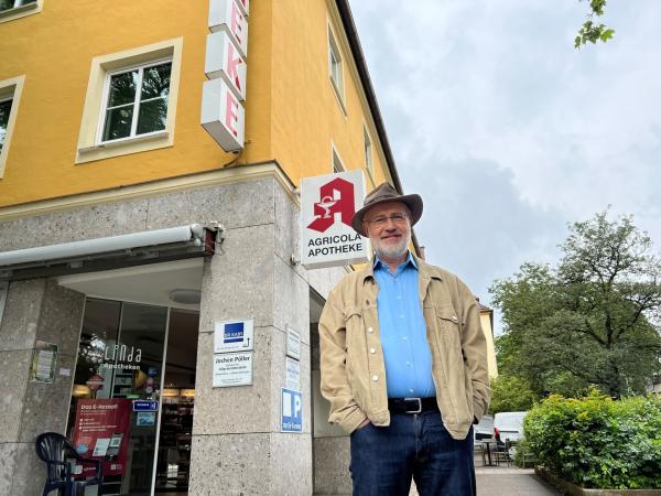 Bild 1 von 5: Harald Lesch auf der Suche nach den Strategien der Pharmariesen: Warum fehlen in den letzten Jahren immer mal wieder dringend benötigte Medikamente zur Therapie von Krebs- oder HIV-Erkrankungen? Aber auch Fiebersaft und Antibiotika sind für Patienten teilweise einfach nicht in den Apotheken zu bekommen. Wie kann das sein?