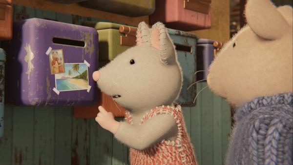 Bild 1 von 3: Julia (l.) entdeckt eine Postkarte von ihrer Heimatinsel an ihrem Briefkasten. Das bringt sie auf die Idee, ihrem besten Freund Sam (r.) alles über die Insel und wie sie dort gelebt hat, zu erzählen.