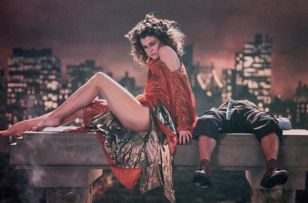 Bild 1 von 7: Dana Barrett (Sigourney Weaver) im Bann der Gespenster.