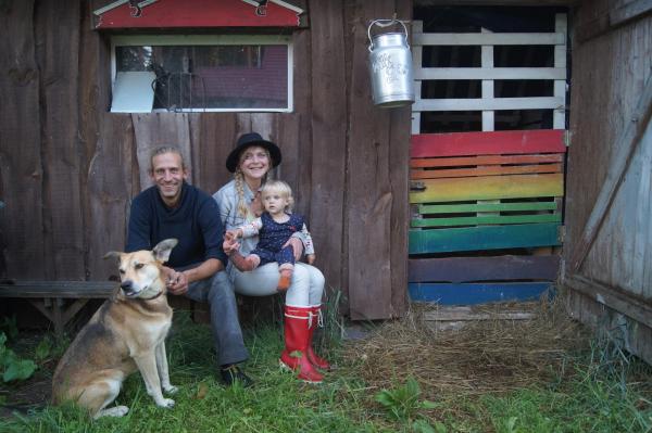 Bild 1 von 4: Die deutschen Auswanderer Alessa Beck und Sebastian Boldt haben sich als Selbstversorger im lettischen Naturpark ihren Lebenstraum erfüllt.