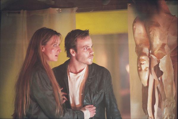 Bild 1 von 3: Terry (Natascha McElhone) und Mike (Stephen Dorff) erfahren, dass die Mordopfer exakt 48 Stunden nach dem Besuch auf der Internetseite \