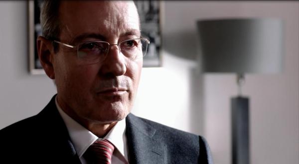 Bild 1 von 15: Im Dilemma: Lothar Hagebölling (René Schoenenberger), Leiter des Bundespräsidialamtes ...