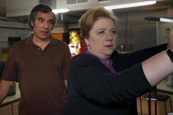 Bild 1 von 9: Geraten aneinander: Süleyman (Hussi Kutlucan, l.) und Paula (Regine Hentschel, r.) ...