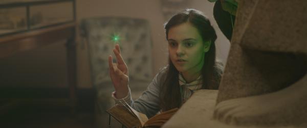 Bild 1 von 3: Theodosia (Eloise Little) beschwört die Macht der Götter gegen Aapep und die Schlangen.
