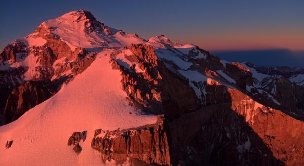Bild 1 von 5: Der Aconcagua im ersten Morgenlicht. Mit 6.962 m ist der Aconcagua der höchste Berg Südamerikas und des amerikanischen Doppelkontinents sowie der höchste Berg außerhalb Asiens und auf der Südhalbkugel. Er liegt an der Grenze zwischen Argentinien und Chile.