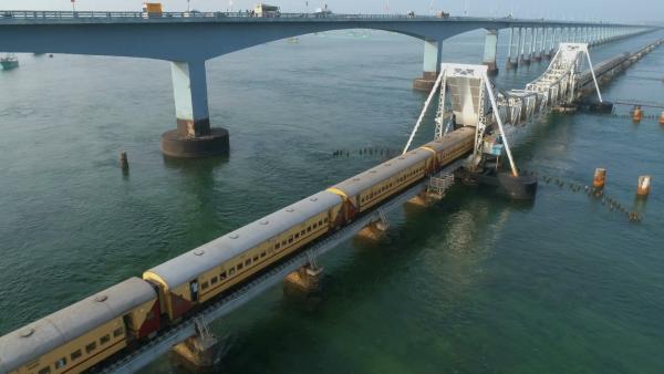 Bild 1 von 4: Die Pambanbrücke.