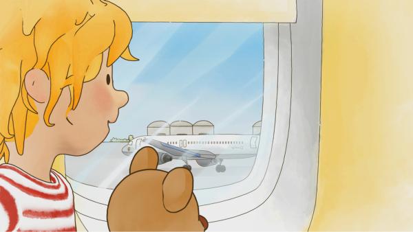 Bild 1 von 3: Was da alles am Flughafen passiert, bis man endlich im Flugzeug sitzt, ist für Conni schon sehr aufregend. Zum Glück ist Teddy dabei!