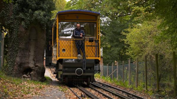 Bild 1 von 10: Die Nerobergbahn in Wiesbaden nutzt Wasserkraft, um Passagiere zu befördern.