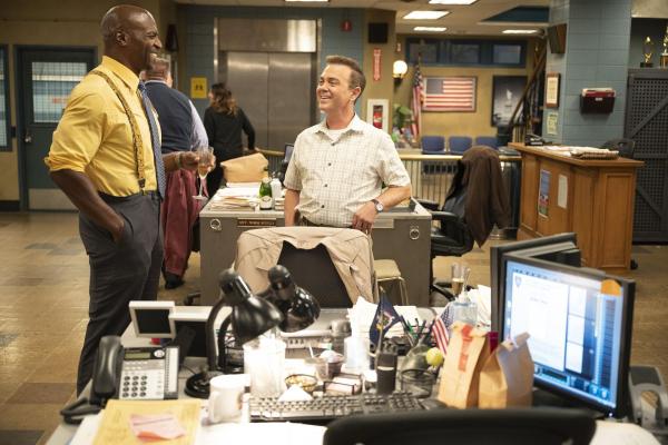 Bild 1 von 20: Terry Jeffords (Terry Crews, l.); Charles Boyle (Joe Lo Truglio, r.)
